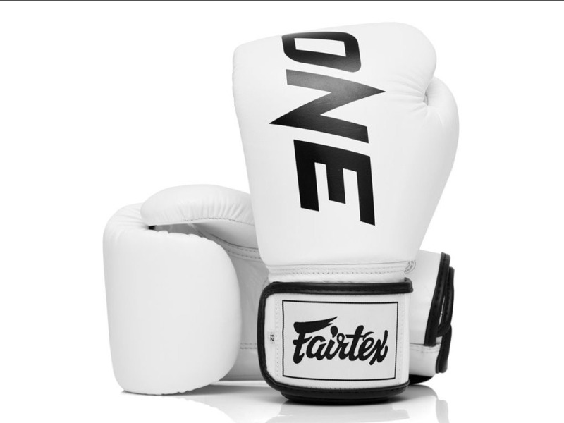 Fairtex Boxerské rukavice ONE Limited - bílé