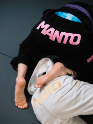 Kimono na BJJ MANTO RISE 2.0  - černo/růžové