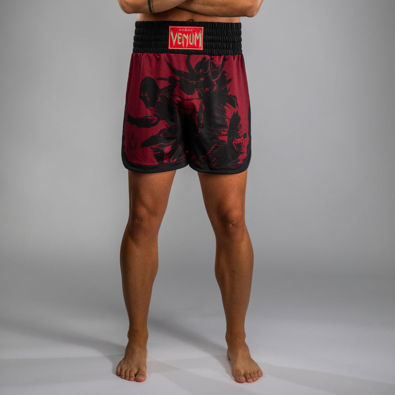 Pánské Boxerské šortky Venum x Assassin’s Creed Shadows - burgury/černé