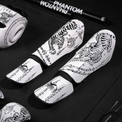 PHANTOM Chrániče holení muay thai - bílé