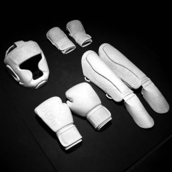 Přilba PHANTOM muay thai - bílé